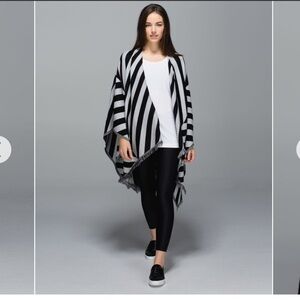 Lululemon Pranayama Scarf Relaxed Poncho Cardigan 100% Wool Black / Nimbus Gray